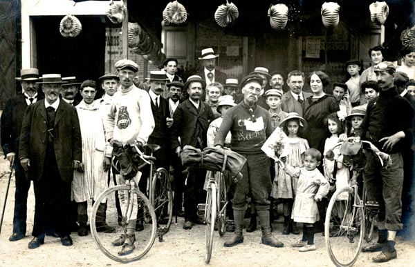 3e course Paris - Brest - Paris organise par le Petit Journal (avec le concours de L’Auto-Vlo). Mortagne-au-Perche, place d’Armes, point de contrle du caf de L’Ancre. 30 aot 1911.